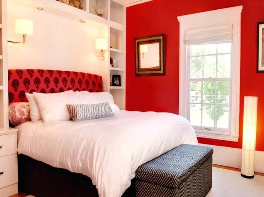 quarto decorado com parede vermelha Foto Homedidecoirt