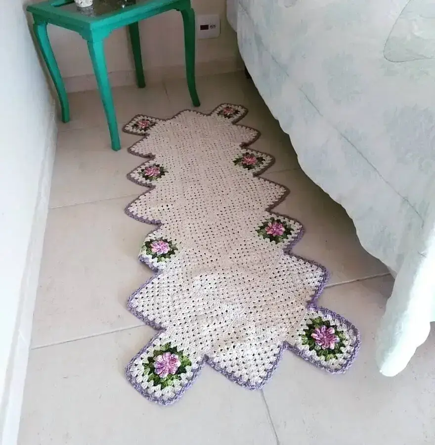 quarto decorado com tapete de crochê com flores Foto Lólis Crochê