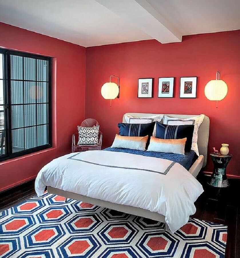 quarto vermelho decorado com arandela e tapete estampado Foto Lauren M. Levine Interiors