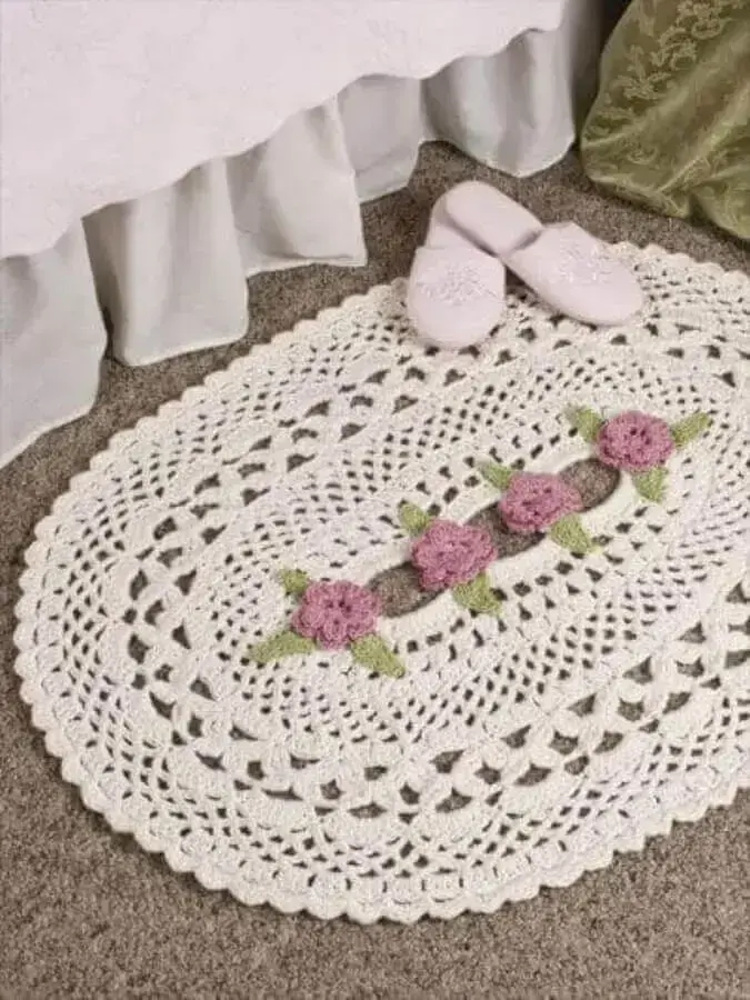tapete de crochê oval com flores no centro Foto Madame Káthia