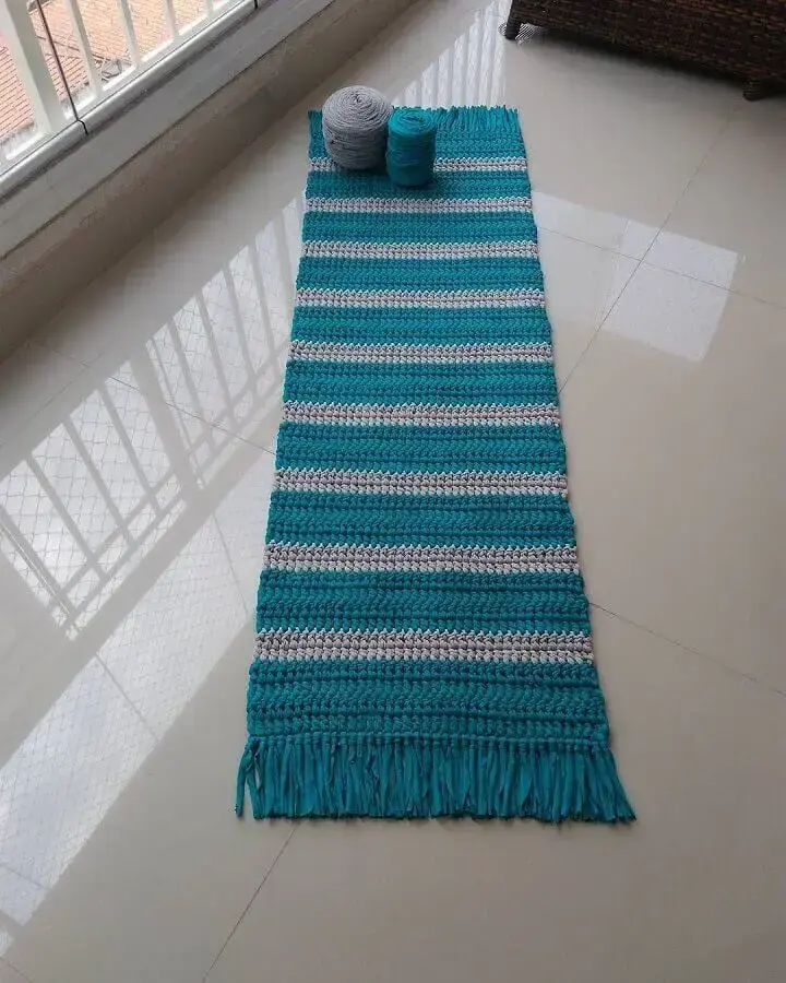 tapete de crochê simples listrado azul e branco Foto Bianchi Tapetes