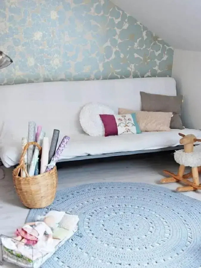 tapetes de crochê para sala simples decorada com sofá branco e papel de parede Foto Muito Chique