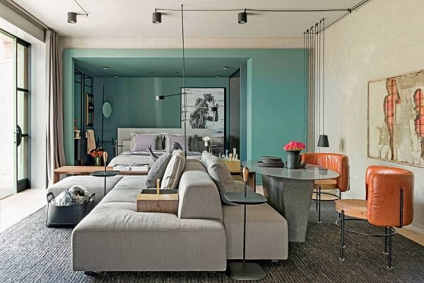 Conforto, otimização e sofisticação nesse ambiente com parede azul turquesa