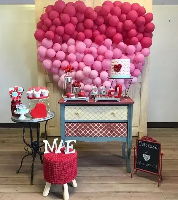 A decoração dia das mães foi feita com balões em degradê em forma de coração
