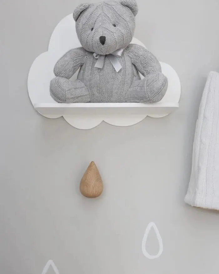 A prateleira para quarto de bebê em formato de nuvem traz delicadeza para a decoração