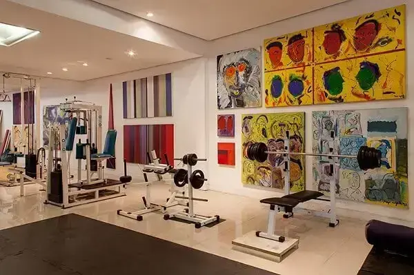 Academia em casa com decoração de quadros coloridos