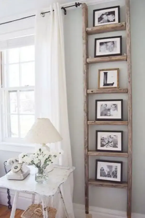 Aproveite o espaço da sala pequeno e estruture em quadro de fotos na vertical