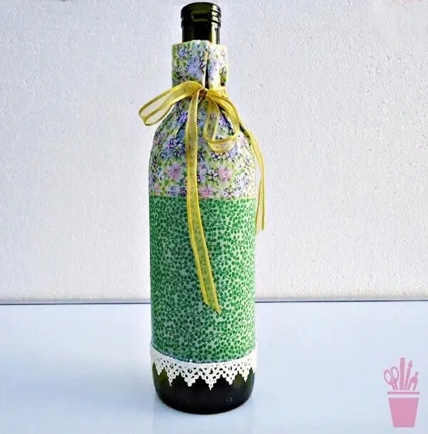 Artesanato com garrafa de vidro em patchwork. Fonte Vila do Artesão