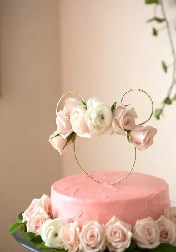 Bolo feito com rosas naturais para decoração de festa da minnie rosa