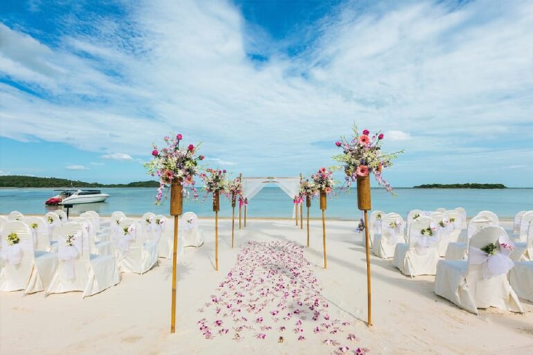 Casamento na praia. Fonte: Siam Residence Koh Samui Thailand