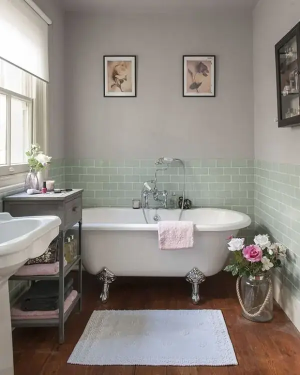 Complemente a decoração vintage do banheiro com uma banheira