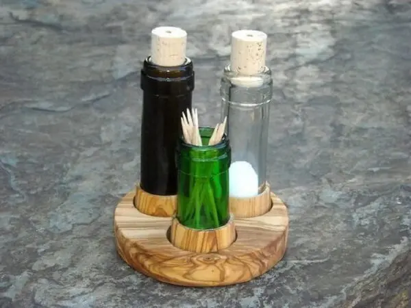 Conjunto de saleiro e paliteiro com garrafa de vidro cortada