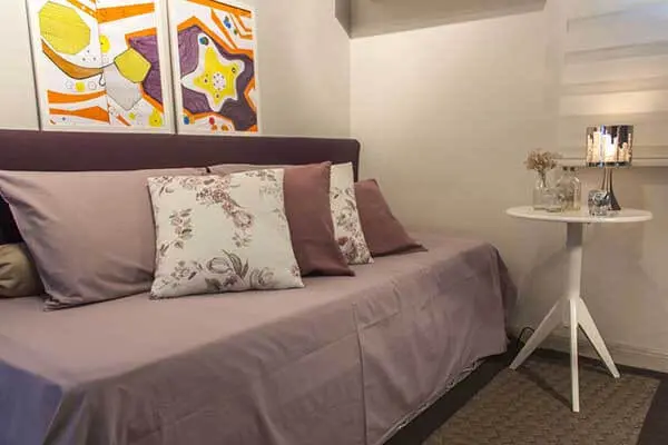 Cor lilás em quarto de menina com quadros decorativos