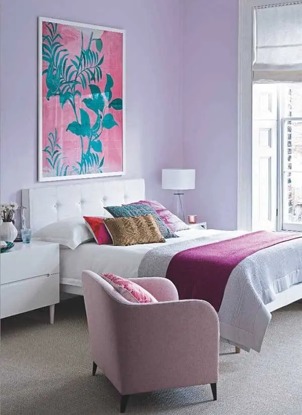 Cor lilás decora com estilo o quarto de casal.