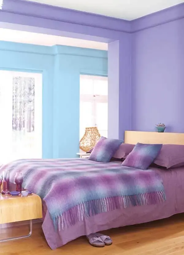 Cor lilás e azul no quarto de casal