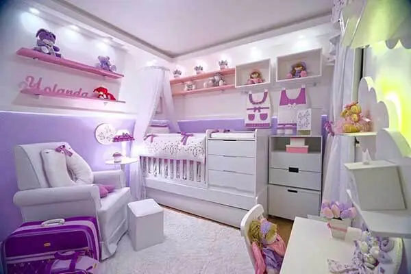 Cor lilás e branca no quarto de bebê