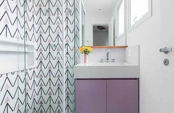 Cor lilás em azulejo geométrico no banheiro branco
