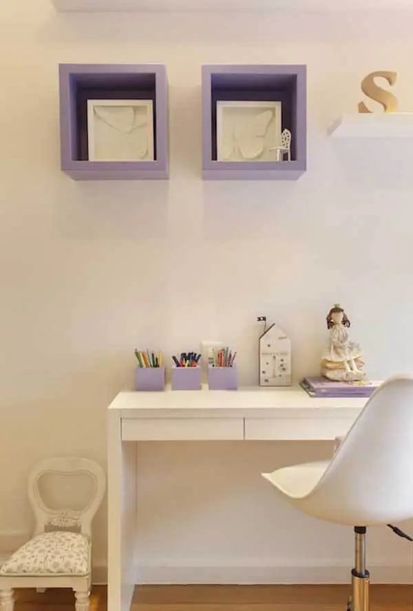 Cor lilás em nichos e escrivaninha na cor branca