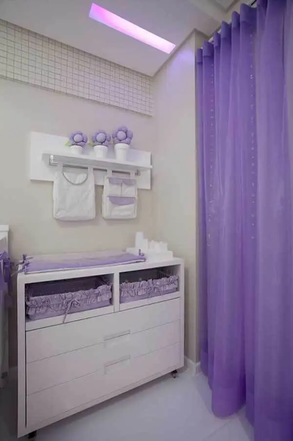 Cor lilás em quarto de bebê