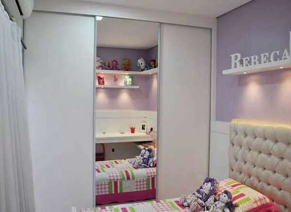 Cor lilás em quarto de menina e armário com espelho