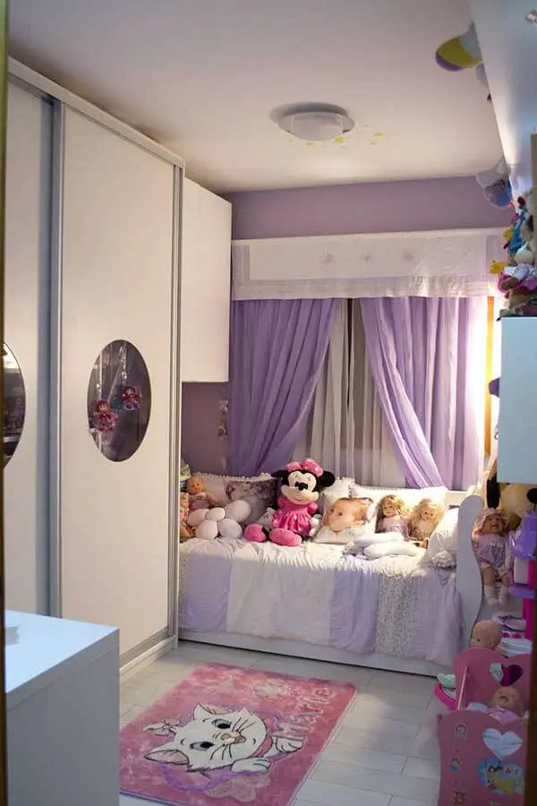 Cor lilás na cortina de quarto de criança
