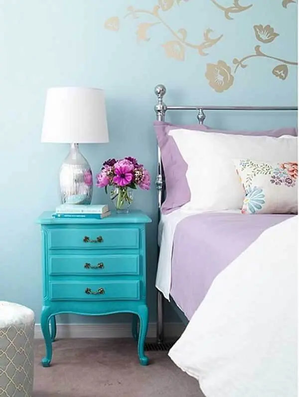 Cor lilás na decoração de quarto de casal simples