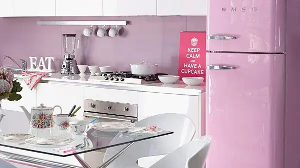 Cozinha com decoração vintage em tom rosa claro