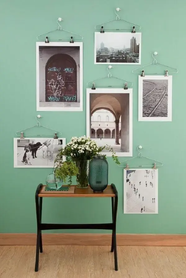 Crie uma decoração descontraída utilizando cabides como quadros de fotos