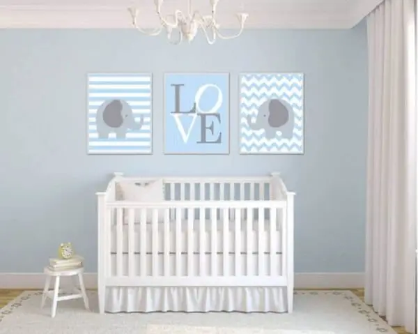 Decoração de quarto de bebê simple em tons azul e branco
