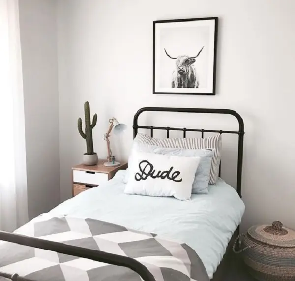 Decoração de quarto simples com cama de solteiro