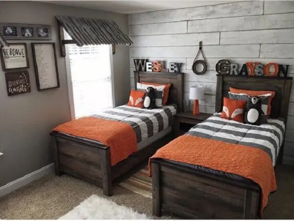 Decoração de quarto simples compartilhado em tons marrom e laranja