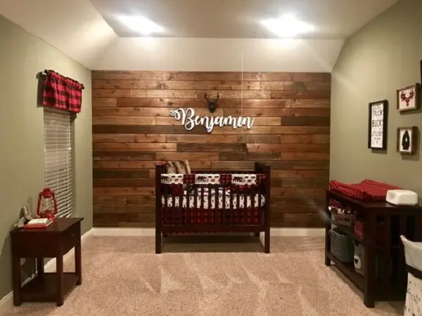 Decoração de quarto simples de bebê ao estilo rústico