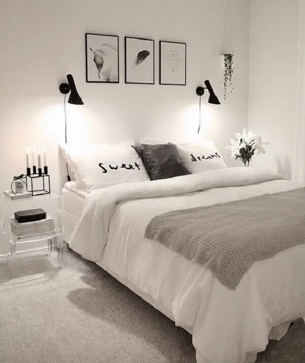 Decoração de quarto simples de casal em tons branco e preto