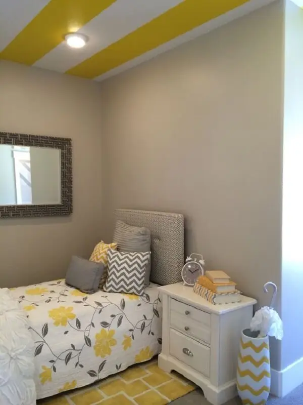Decoração de quarto simples em tons de amarelo e cinza