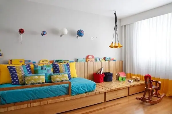 Decoração de quarto simples seguindo o conceito montessoriano