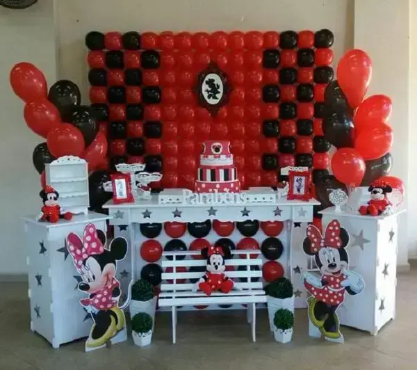 Decoração infantil da festa da Minnie nas cores vermelho, branco e preto