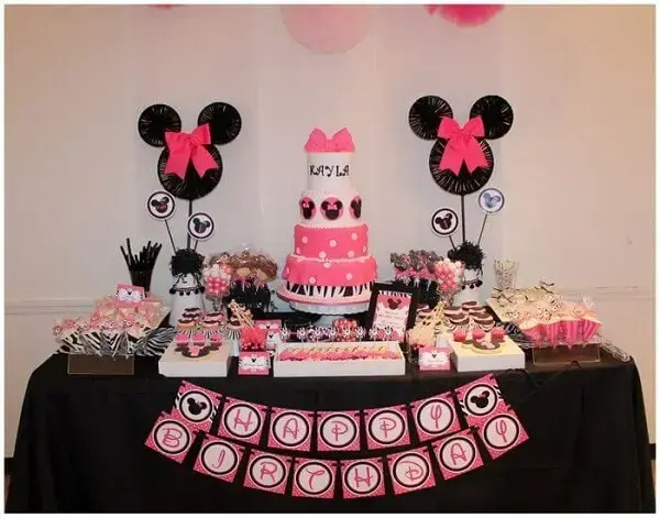 Decoração de festa da Minnie mesclando as cores preto, rosa e branco