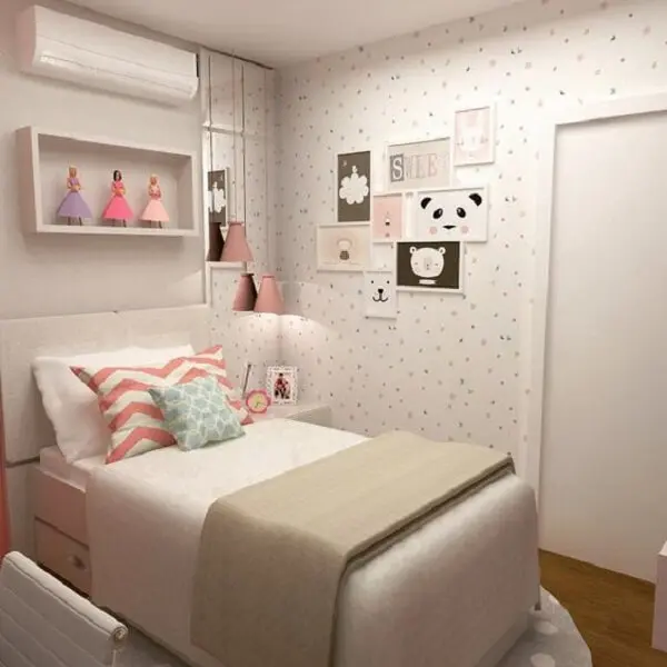 O papel de parede complementa a decoração de quarto simples de menina