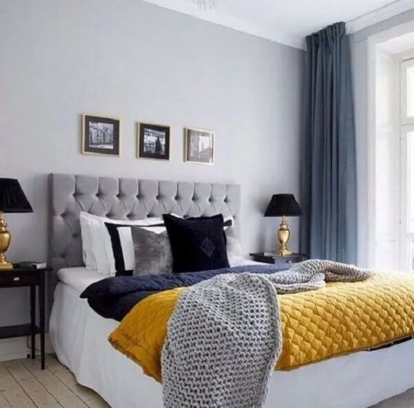 Decoração simples para quarto de casal e tons cinza e amarelo