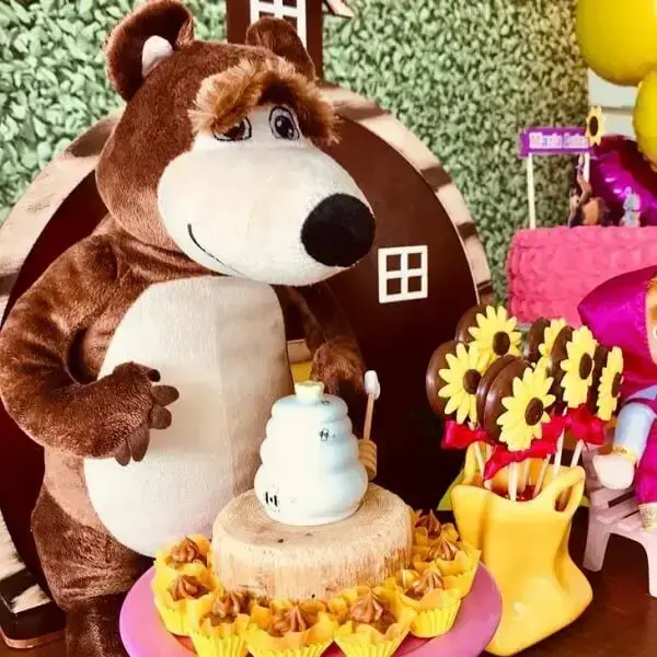 Depending on the birthday party it is possible to include stuffed animals in the decoration
