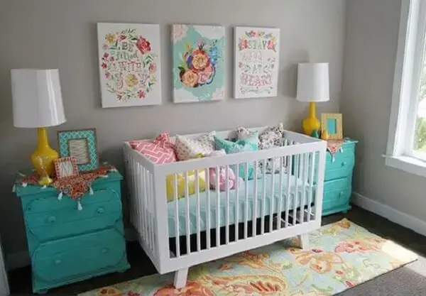 Detalhes coloridos fazem a diferença na decoração do quarto simples e bebê