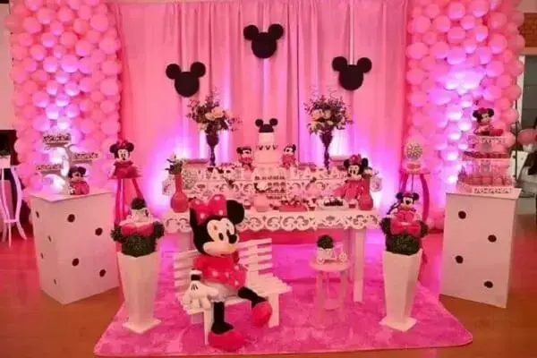 Festa da Minnie rosa com móveis em branco