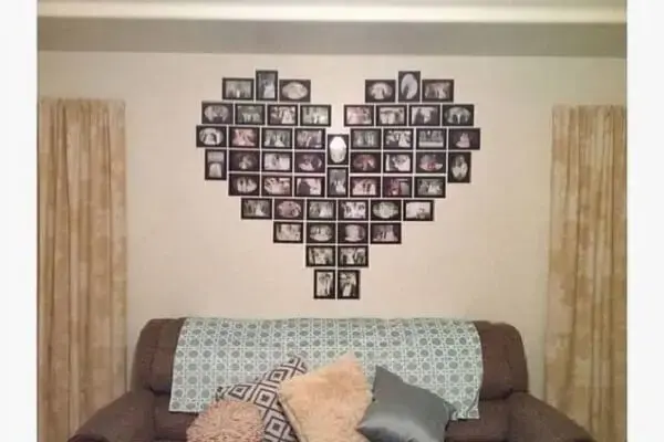 Forme um coração com o quadro de fotos para decoração da sala de estar