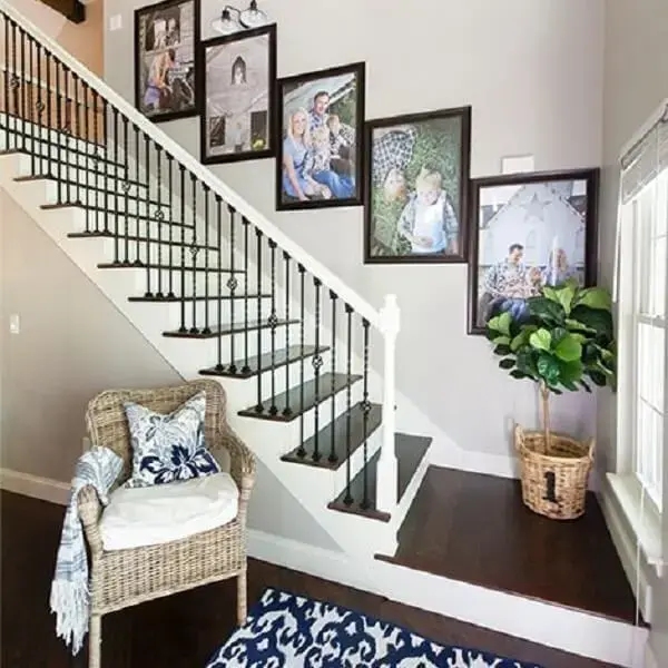 Harmonia na decoração com quadro de fotos na escada