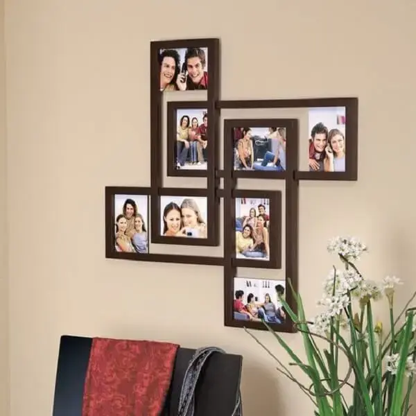 Invista em um quadro de fotos para compor a decoração da sala de estar