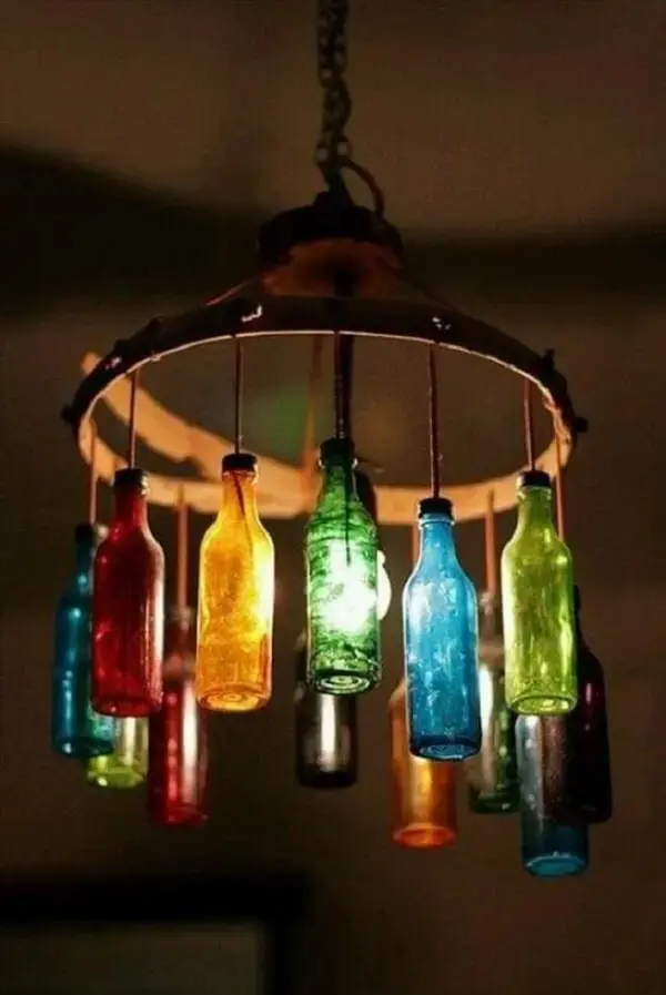 Luminária suspensa feita com garrafas de vidro cortadas