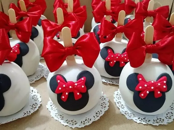 Maça de chocolate decorada para festa da Minnie