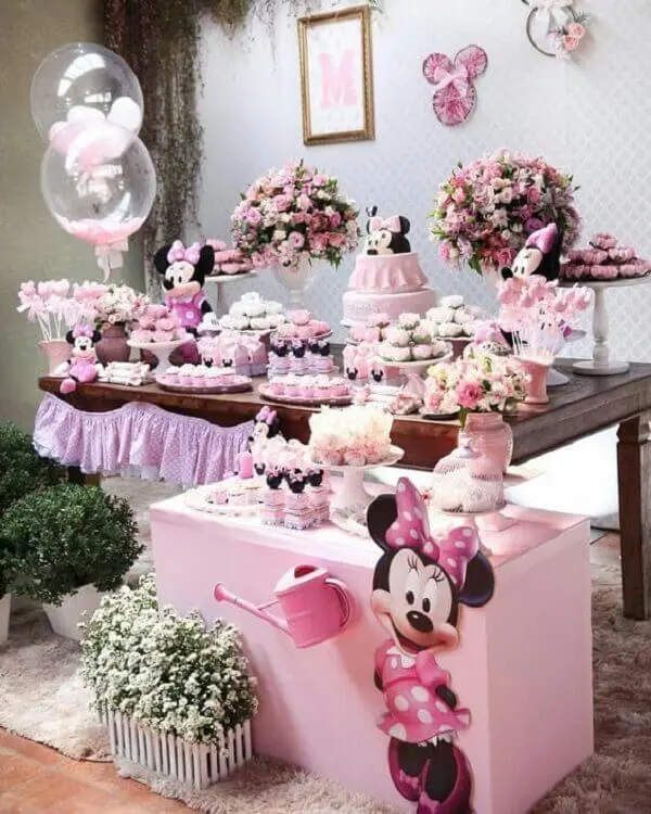 Mesa do bolo com decoração de festa infantil da Minnie