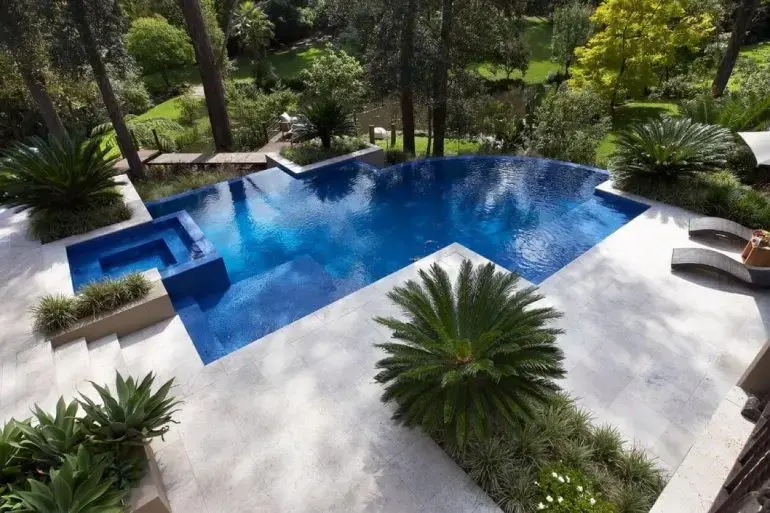 O formato orgânico da piscina permite o melhor aproveitamento do espaço