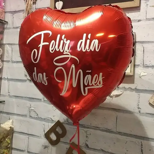 Os balões em formato de coração encantam os convidados na decoração do dia das mãe